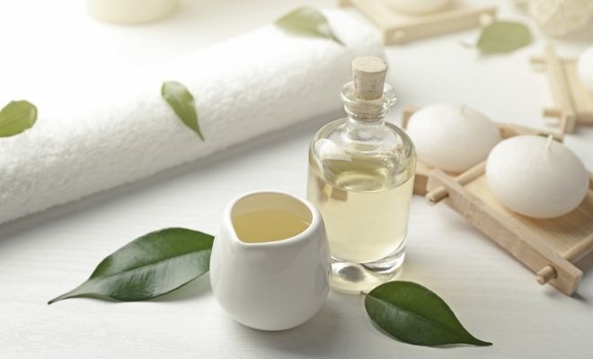 8 Amazing Benefits & Uses of Tea Tree Oil: Melaleuca Oil